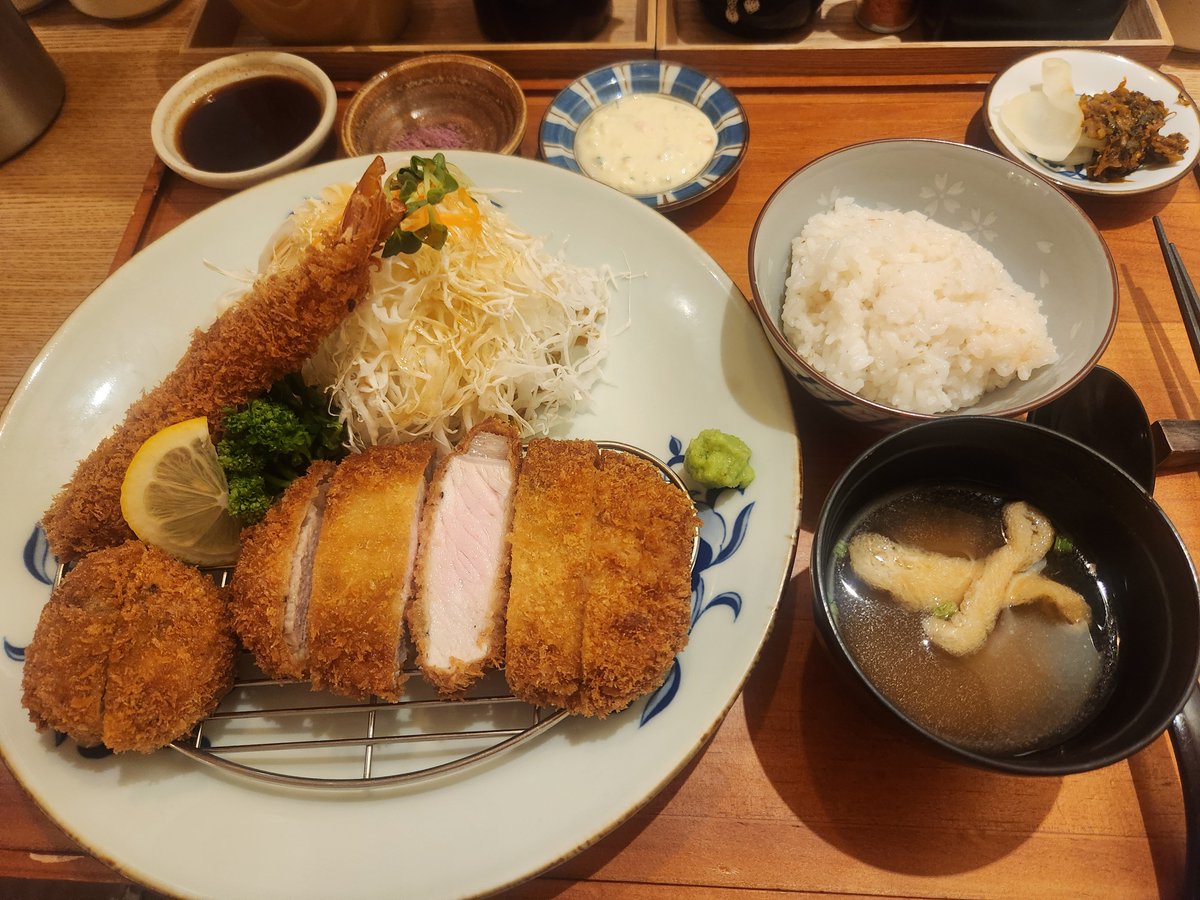 gguumm999's tweet photo. 야미 어딘지 알면 돈까스 개고수

#돈까스 #점심 #맛점 #돈카츠 https://t.co/e2rupgdV0z
