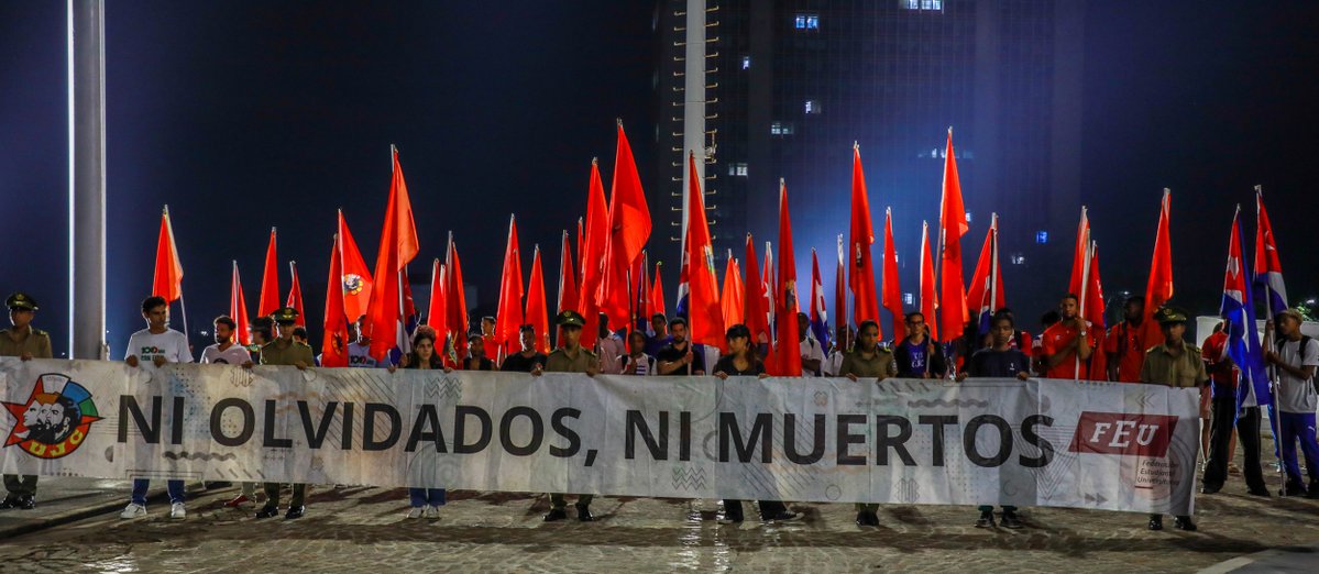 Granma_Digital's tweet photo. Horas antes del 6 de octubre, aniversario 50 del crimen de Barbados, la juventud cubana rinde sentido homenaje a las víctimas del abominable hecho terrorista, con una vigilia en la base del monumento a José Martí. #NoAlTerrorismo #NiOlvidadosNiMuertos https://t.co/9VehEomDoT