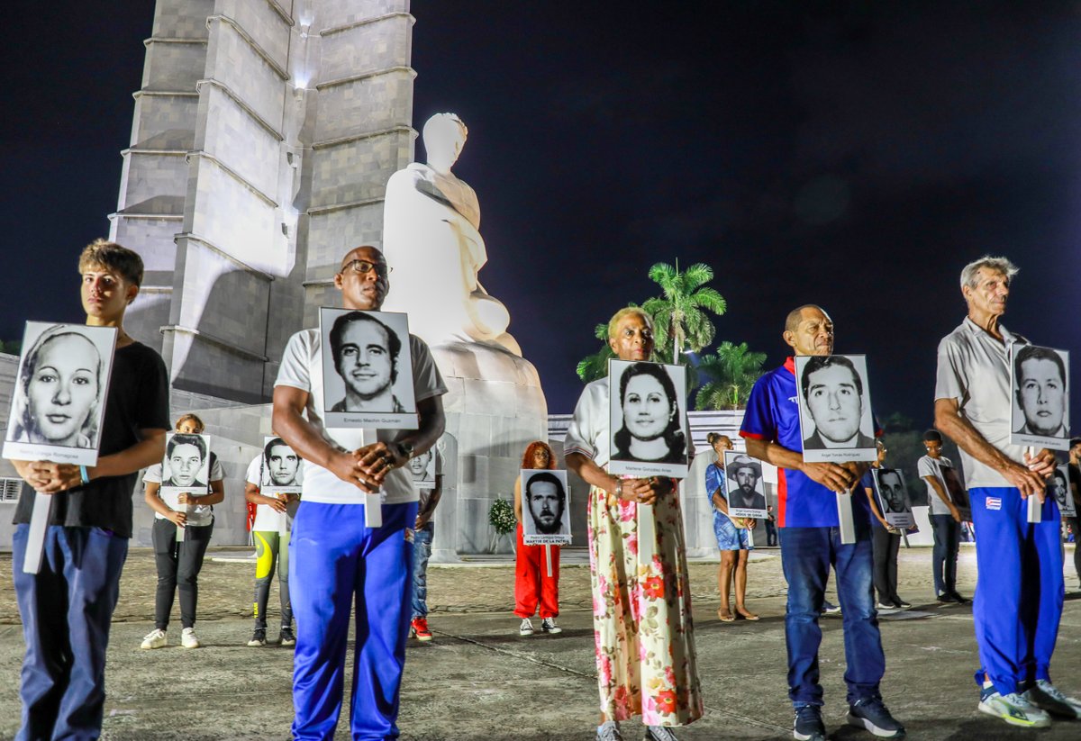 Granma_Digital's tweet photo. Horas antes del 6 de octubre, aniversario 50 del crimen de Barbados, la juventud cubana rinde sentido homenaje a las víctimas del abominable hecho terrorista, con una vigilia en la base del monumento a José Martí. #NoAlTerrorismo #NiOlvidadosNiMuertos https://t.co/9VehEomDoT