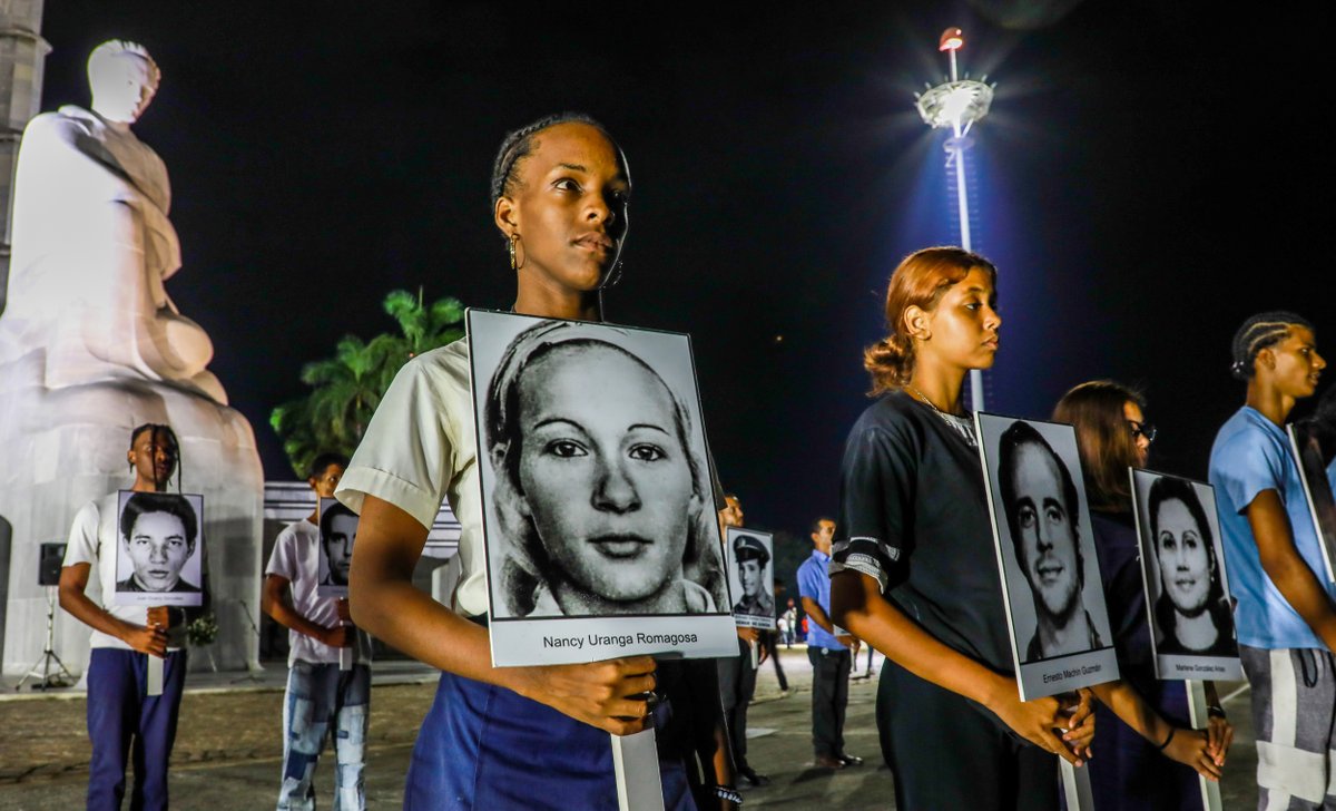 Granma_Digital's tweet photo. Horas antes del 6 de octubre, aniversario 50 del crimen de Barbados, la juventud cubana rinde sentido homenaje a las víctimas del abominable hecho terrorista, con una vigilia en la base del monumento a José Martí. #NoAlTerrorismo #NiOlvidadosNiMuertos https://t.co/9VehEomDoT