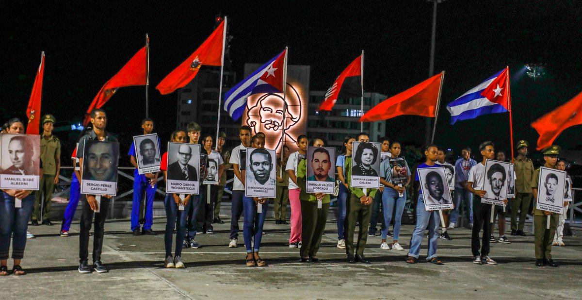 Granma_Digital's tweet photo. Horas antes del 6 de octubre, aniversario 50 del crimen de Barbados, la juventud cubana rinde sentido homenaje a las víctimas del abominable hecho terrorista, con una vigilia en la base del monumento a José Martí. #NoAlTerrorismo #NiOlvidadosNiMuertos https://t.co/9VehEomDoT