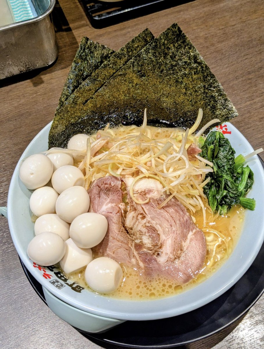 eddy6486975's tweet photo. 【町田商店 入間店】
ネギラーメン＋うずら10個
あまり食べてもポストしてませんが、何気に町田商店好きなんです😆
濃厚な豚骨醤油スープにたっぷりのネギ、そして大好きなうずらを10個🥚🥚🥚
うずら10個はやっぱり幸せだなぁ〜✨
めちゃくちゃ美味しかったです♡
ｺﾞﾁｿ━(人 'ч'｡)━ｻﾏｯ❣️ https://t.co/VDyznTjX77