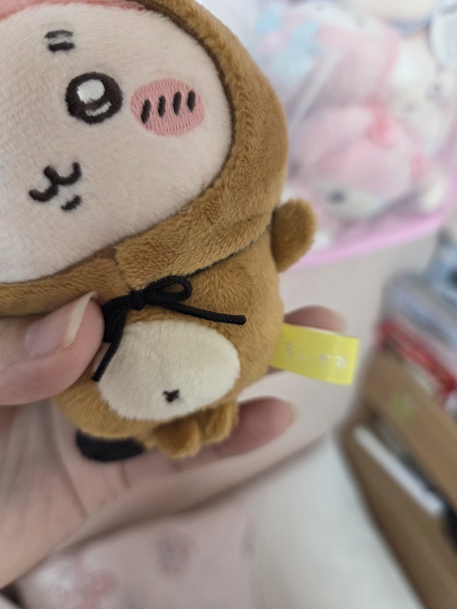 bylovea2's tweet photo. 요즘 치이카와 짭진짜많은데
굿즈샵에도 짭많으니까 꼭 조심해서 구매하세요
큰거 두개를꼽자면 아래 사진처럼

짭은 종이택에 누이와 다른이름으로 기재되거나 우사기>하치와레
또는 うさぎ(우사기)인데うさき(우사키)라고 기재되어있어요,
그리고 인형텍에 こんにちわ(콘니치와)라고 붙어있습니다. https://t.co/HdIgvBtRFV