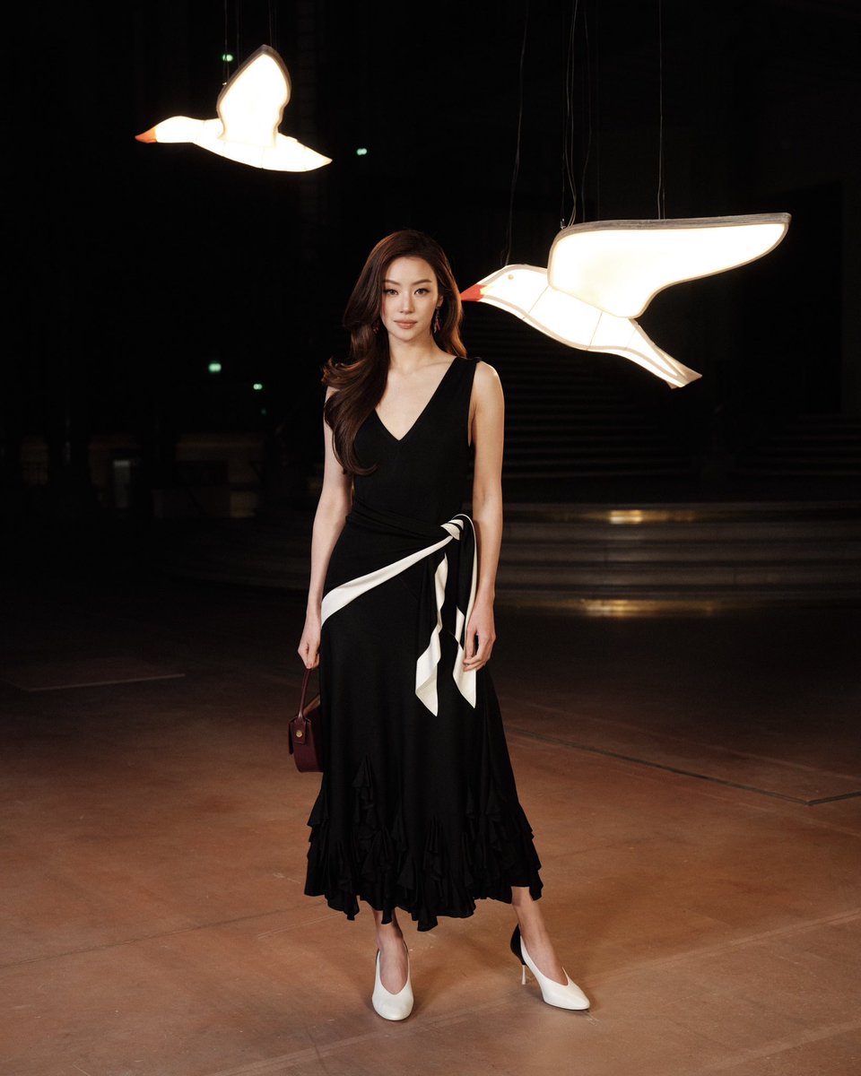 mintmag_th's tweet photo. คุณหนูคนสวย! ชมฟร้อนท์โรว์ลุคสวยของสาว #ลีน่าหมิว แขกคนสำคัญของแบรนด์ ที่บินลัดฟ้ามายังกรุงปารีส เพื่อร่วมชมแฟชั่นโชว์ CHANEL คอลเล็กชั่นใหม่ Spring Summer 2027 ที่จัดขึ้นเมื่อค่ำคืนที่ผ่านมา ณ ฝรั่งเศส 💚

#CHANELSS27xLenaMiu  
#LenaMiu 
#CHANEL 
#CHANELSpringSummer 
#MintNews https://t.co/ihkXPdT2Dg