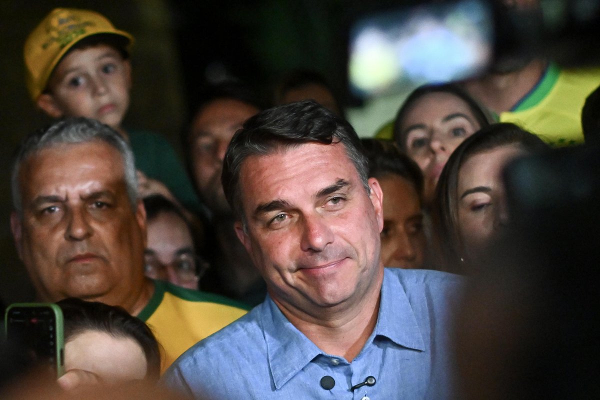 ElNacionalWeb's tweet photo. Distintos líderes políticos de Latinoamérica y el mundo felicitaron al senador Flávio Bolsonaro por la ventaja que obtuvo este domingo sobre el presidente Luiz Inácio Lula da Silva en la primera vuelta de las elecciones presidenciales de Brasil, cuya definición tendrá lugar el próximo 25 de octubre.

La líder opositora y premio nobel de la paz 2025, María Corina Machado, también felicitó a Bolsonaro y afirmó que Venezuela avanzará también "muy pronto" hacia el camino de la libertad.

🔗 Lea más en https://t.co/AbqTzm0jbh