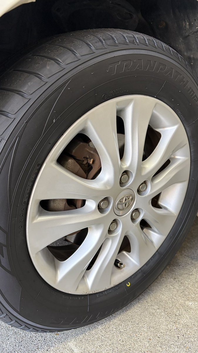 AME_PROSHOP's tweet photo. 10月に入り秋晴れが続いていますね〜
秋の行楽前にタイヤの点検も忘れずに‼️
本日は朝からタイヤ交換を行いました。
実はAMEプロショップ、タイヤ交換も
得意としております‼️
おすすめのスマックホイール🛞と
一緒にいかがですか☺️
#ame pro shop 
#ame
#共豊コーポレーション https://t.co/VPVmcLnM33