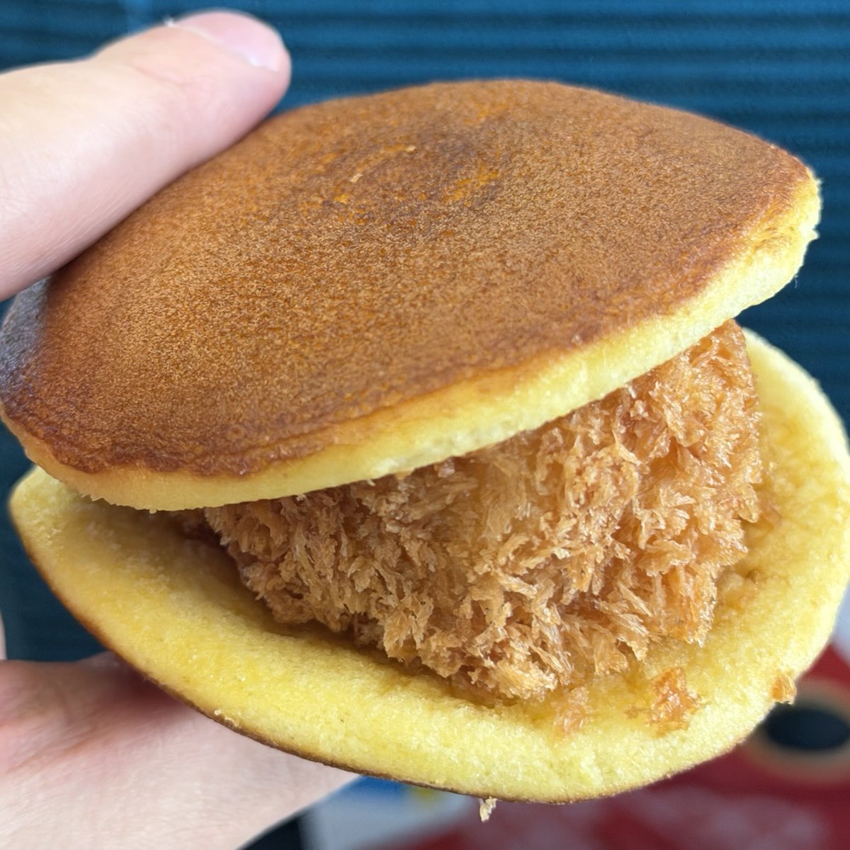 kuuneru_tabiru's tweet photo. 品川駅で買える「どら焼きコロッケ」、甘じょっぱくて美味しい…コーンクリームコロッケ×どら焼きの悪魔合体。旅のお供にぜひ！！ https://t.co/ymSaPsZ7j8