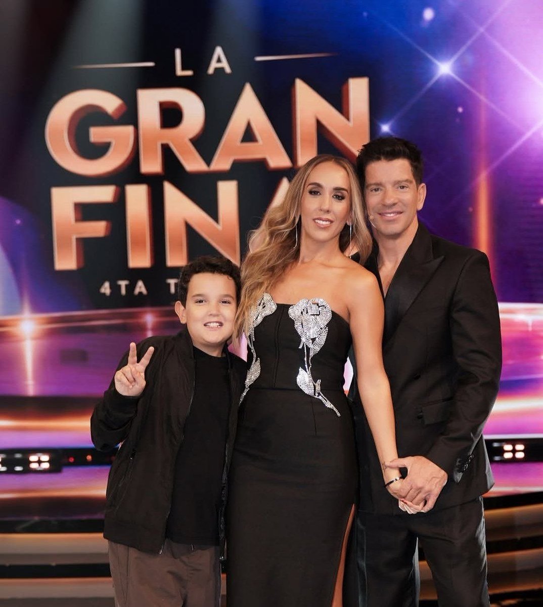 AnaSs20s's tweet photo. El final, y sin duda lo más bonito que me deja esta temporada, es toda la gente bonita con la que conecté gracias a @yahirmusic 

Gracias a él, seguimos unidos después de 24 años. Lo amo desde que tenía 11 años, cuando mi familia y yo nos enamoramos de él en La Academia. Todavía recuerdo cuando hicieron gira en Culiacán y mi prima, que trabajaba en prensa, me consiguió el pase para entrar, saludarlo y tomarme una foto con él. 🥹❤️

Mi Yayo tiene una esencia tan bonita que es imposible dejar de apoyarlo, aunque pasen los años. Gracias a él, a todo el #TeamYahir y especialmente a Cris, que fue una pieza clave para que todo esto conectara.

Qué bonito haber coincidido con tanta gente por el mismo amor y admiración. Seguimos firmes, siempre en apoyo al nuestro. ❤️

YAHIR, SIEMPRE YAHIR. 🫶🏻✨