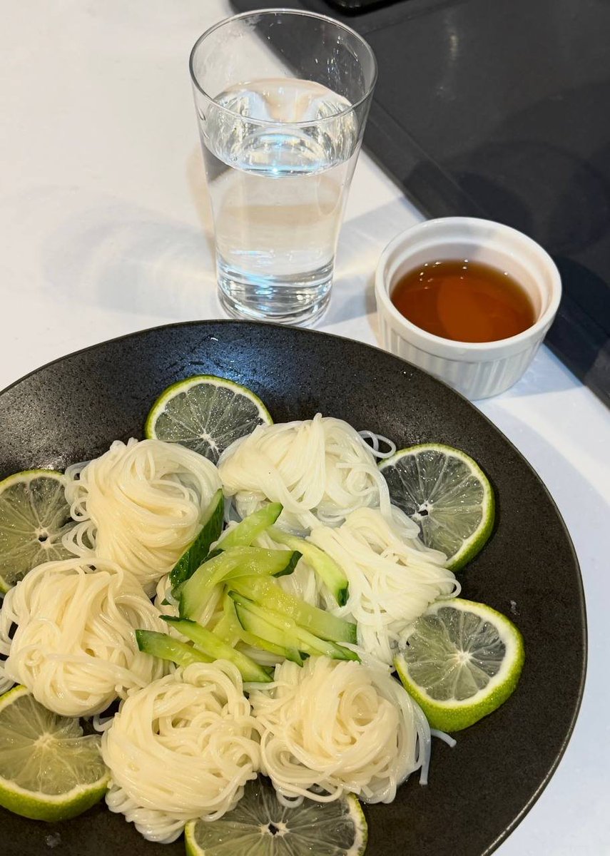 Rowcxsquez's tweet photo. レモンが香る冷やしそうめん✨ https://t.co/opkta60Ufq