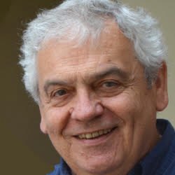 BeppeBort's tweet photo. Un rabbi che entra nella casa di due donne, sovranamente libero di parlare a loro che erano le escluse, mettendo a parte le donne, come Gabriele, dei più riposti segreti del Signore.
Marta è la donna dell'accoglienza generosa, di mani e di pane sulla tavola per tutti. Maria è l'accoglienza dell'ascolto, si siede ai piedi del maestro e beve ogni sua parola. Marta corre dentro e fuori dalla cucina, alimenta il fuoco, esce in cortile e torna a controllare le pentole; passa e ripassa, affaccendata per tutti.
Maria, rapita, ascolta Gesù. Tutti i pregiudizi sulle donne saltano per aria; per la prima volta si rompe ogni schema, ogni distanza formale maestro-discepola si infrange come un vaso di profumo, e l'aroma riempie la casa.
Conosciamo tutti il miracolo della prima volta. Poi, ci si abitua. L'eternità invece è non abituarsi mai.
Maria ha scelto la parte buona, ha iniziato dalla parte giusta il suo cammino con Dio: dal tu per tu, dal faccia a faccia. Il primo servizio da rendere all'amico, quando amico è un nome di Dio, è ascoltarlo, stare con lui, vicino col cuore.
La casa si è riempita di gente e Marta teme di non farcela. Allora con la libertà dell'amicizia s'interpone tra Gesù e la sorella: “dille che mi aiuti!”. Gesù l'ha seguita con gli occhi, ha ascoltato i rumori e sentito l'odore del cibo, era come se fosse stato in cucina con lei.
“Marta, Marta, tu ti affanni per troppe cose”. Gesù non contraddice il servizio, ma l'affanno. Non si oppone al suo cuore generoso, ma ne contesta l'ansia.
E a noi ripete: attento a un troppo che è in agguato, che può ingoiarti: troppo lavoro, troppi desideri, troppo correre. Ti siedi ai piedi di Cristo e scopri che “una cosa sola è necessaria”, ed è saper distinguere tra illusorio e permanente, tra effimero ed eterno.
Marta, non disperderti nelle troppe faccende di casa, tu sei molto di più. Tu puoi stare con me in una relazione diversa, condividere non solo servizi, ma pensieri, sogni, sapienza, conoscenza. Perché Gesù non cerca servitori, ma amici; non vuole al suo seguito persone che facciano delle cose per lui, ma gente che gli lasci fare delle cose dentro di sé.
Gli occhi di Maria sono liquidi di felicità; quelli di Marta, di corse e di fatica.
Le due sorelle tracciano i passi della fede di ogni credente: passare dall'affanno di ciò che devo fare per Dio, allo stupore di ciò che Lui fa per me, passare da Dio come dovere a Dio come ringraziamento.
Marta e Maria non si oppongono, i loro modi di amare sono complementari e entrambi necessari, poli di un'unica legge: amerai il Signore tuo Dio e amerai il prossimo tuo; una sola beatitudine in due tempi: beati quelli che ascoltano la Parola, beati quelli che la mettono in pratica.
“Una sola è la cosa di cui c'è bisogno”: non vivere senza mistero, non vivere senza relazioni.
Riprendi allora il ritmo del cuore; abbi il coraggio di far volare più lente le tue ali, più quiete le tue mani.
Io sono Marta, io sono Maria; dentro di me le due sorelle si tengono per mano.
Ermes Ronchi (https://t.co/giWvBehAbh)