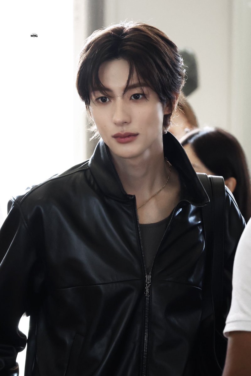 smotakunonikki's tweet photo. 184cm22歳、芸能一家長男、韓国語英語話者、日本語中国語も少し話せる、作詞作曲ができ、水泳ニュージャージー州1位、ピアノも弾けて、チェロは副主席奏者、写真を撮るのが好きで、絵を描くのも好き、射撃も得意、骨格ストレート、顔はこれ⬅️さすがに設定盛りすぎ https://t.co/19NF4YQaZA
