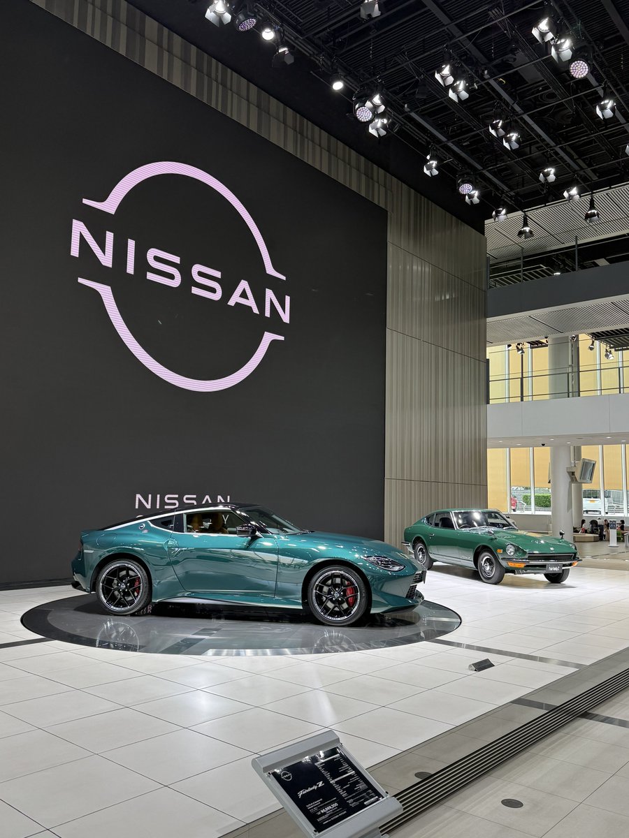 tomo08295's tweet photo. 日産グローバル本社 フェアレディZ 展示 https://t.co/oTyvXSS41y