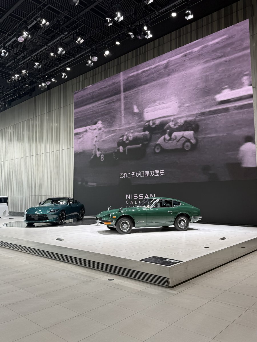 tomo08295's tweet photo. 日産グローバル本社 フェアレディZ 展示 https://t.co/oTyvXSS41y