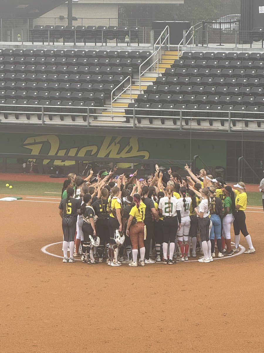TamiayhWard2029's tweet photo. Thank you Coach Lombardi, Coach Romero, the Oregon Softball staff & players for an amazing camp! 🦆💚💛

I loved the campus, facilities, community, and energy around Oregon. I had so much fun competing and learning more about the program!

I can really see myself thriving here as a student-athlete. Hope to be back in Eugene soon! 💚💛 #GoDucks