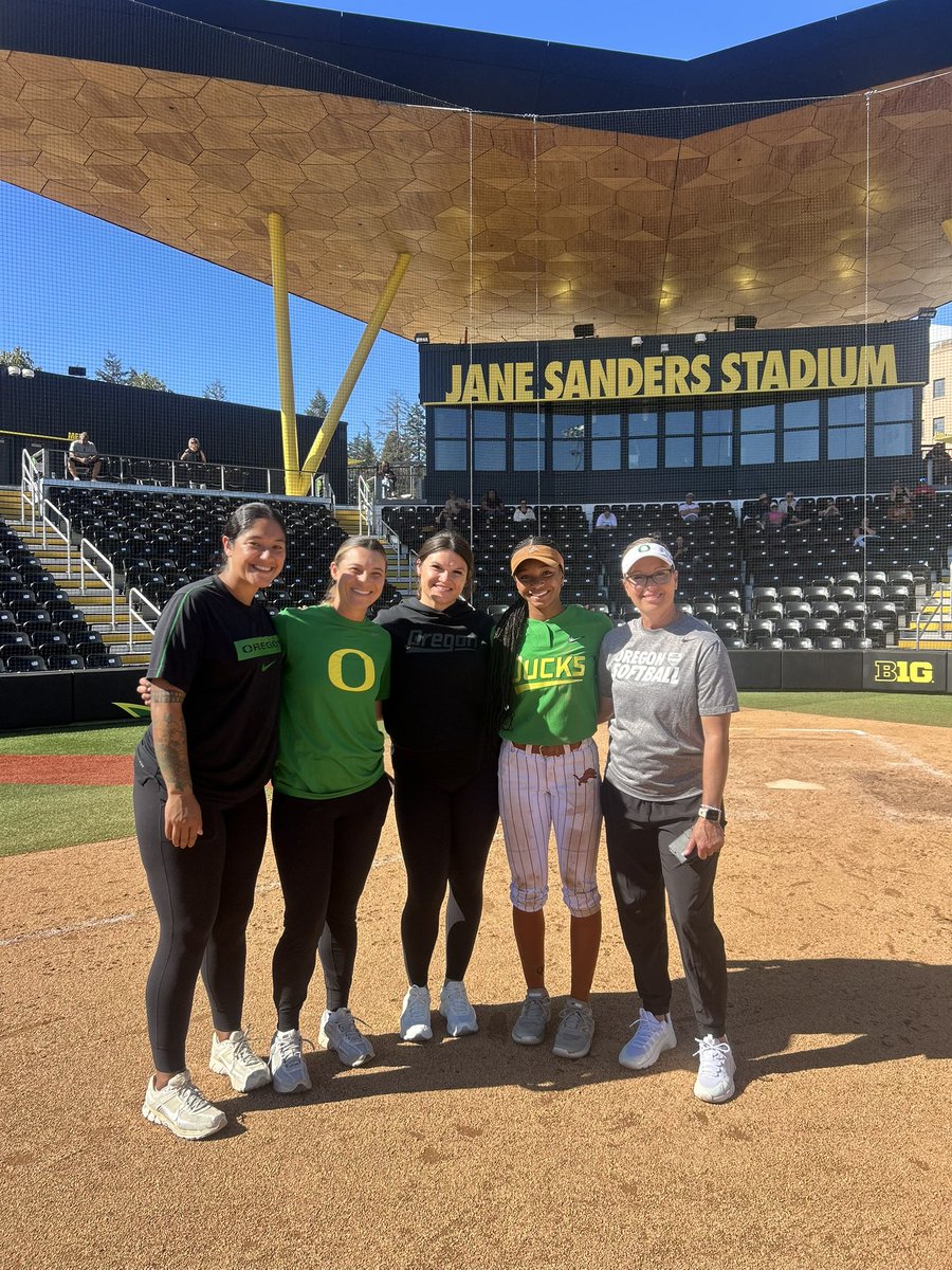 TamiayhWard2029's tweet photo. Thank you Coach Lombardi, Coach Romero, the Oregon Softball staff & players for an amazing camp! 🦆💚💛

I loved the campus, facilities, community, and energy around Oregon. I had so much fun competing and learning more about the program!

I can really see myself thriving here as a student-athlete. Hope to be back in Eugene soon! 💚💛 #GoDucks