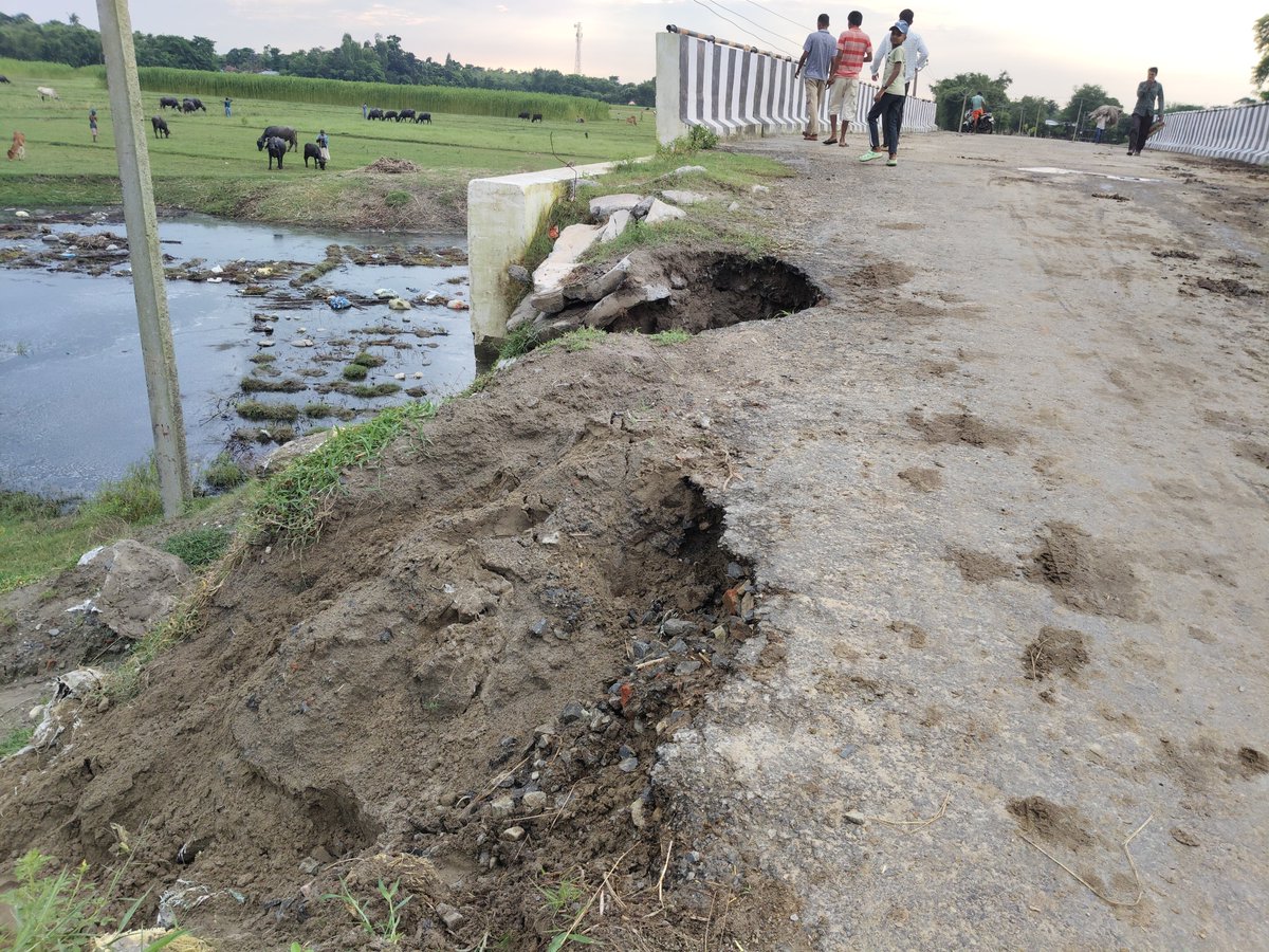 ImNitish100's tweet photo. अररिया जिला के नरपतगंज प्रखंड के फुलकाहा थाना क्षेत्र के फुलकाहा से अमरौरी जाने वाली सड़क में पुल के पास सड़क दोनों साइड से कट चुका है जोकि खतरों को इशारा कर रहा है। रात के समय इस सड़क से चलना खतरों से खाली नहीं है। कृपया संज्ञान लें।
@BiharCMQRT @samrat4bjp https://t.co/MjJvnJz5wm