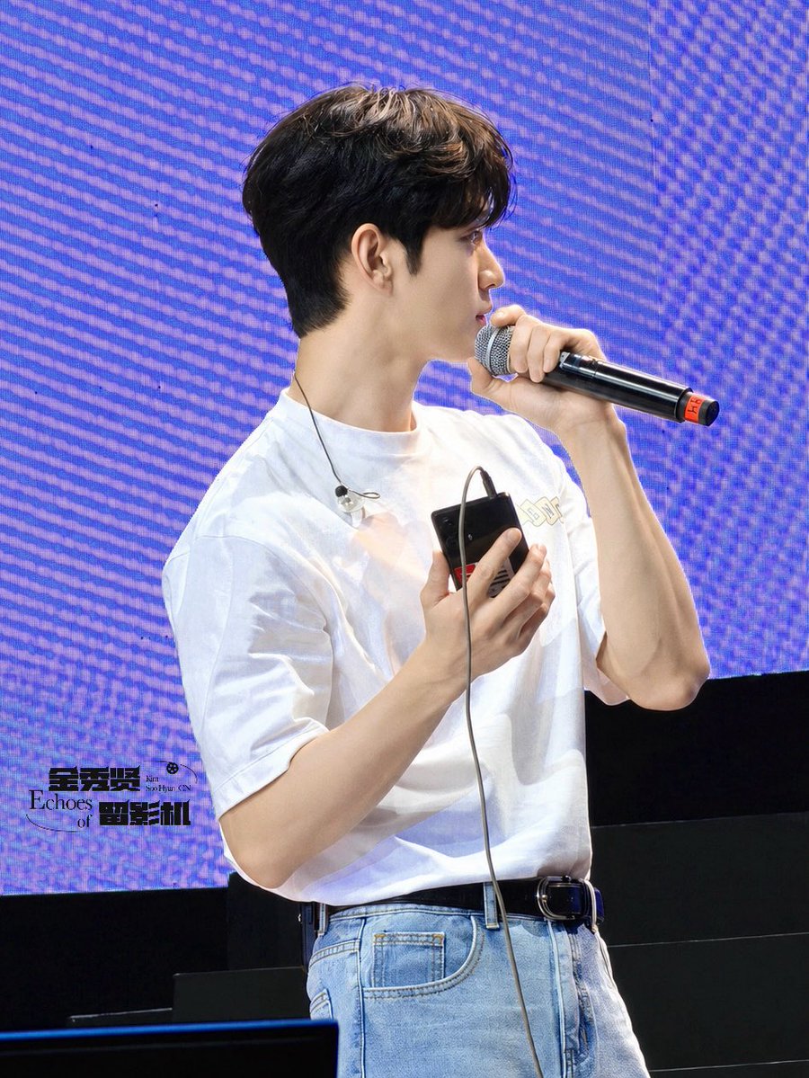 EchoesOfKSH_CN's tweet photo. 【留影机前线】20261002 金秀贤｜BENCH见面会现场高清4P

暴力甜心🤛🏻
⁠⁠  
 ⁠#BENCHOurForeverWithYou⁠  
 ⁠#BENCHxKimSooHyun⁠
 #KimSooHyunInManila

#김수현 #KimSooHyun #金秀賢 
#キムスヒョン #คิมซูฮยอน https://t.co/sj3TpVLdUb