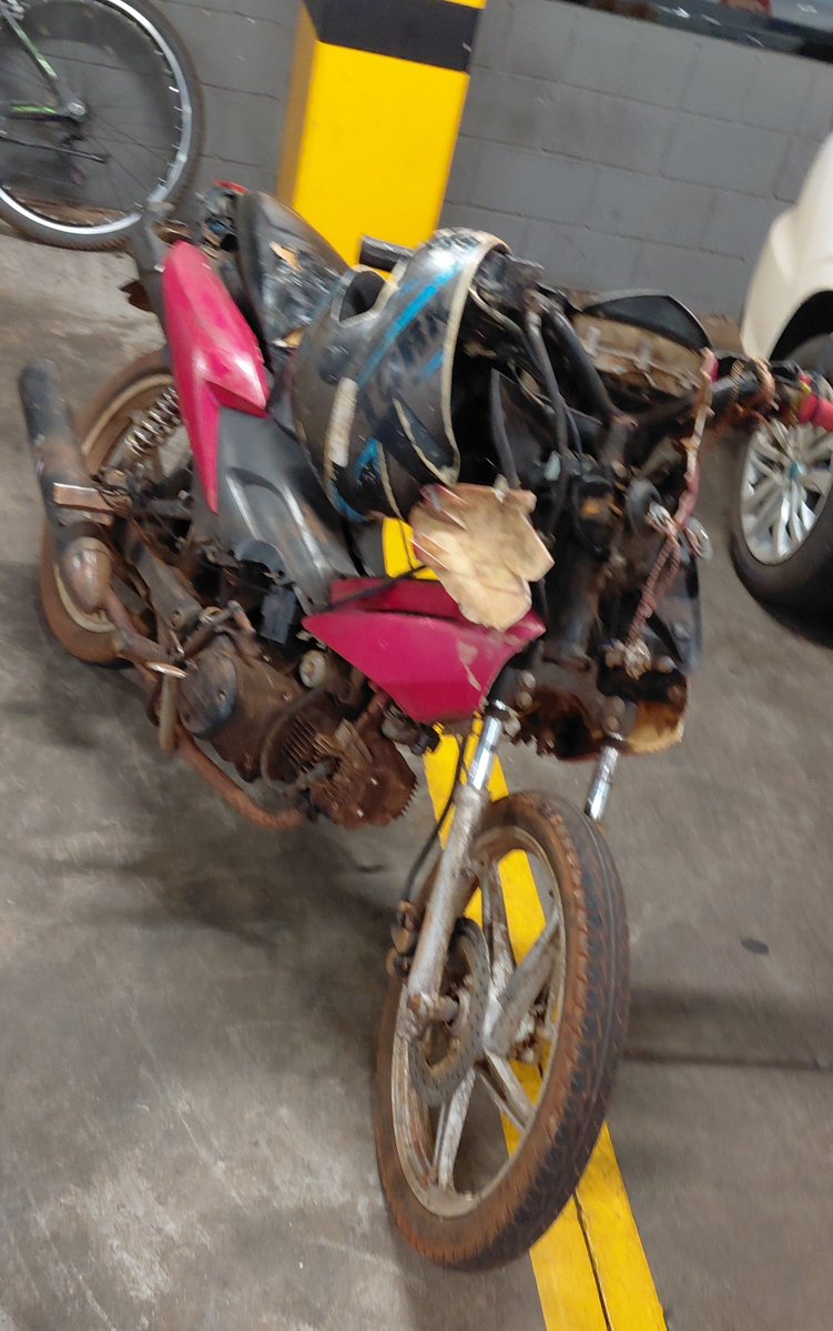 SofttrytobeStar's tweet photo. E essa moto caindo aos pedaços q tava no mercado hj https://t.co/egizPhXCaO