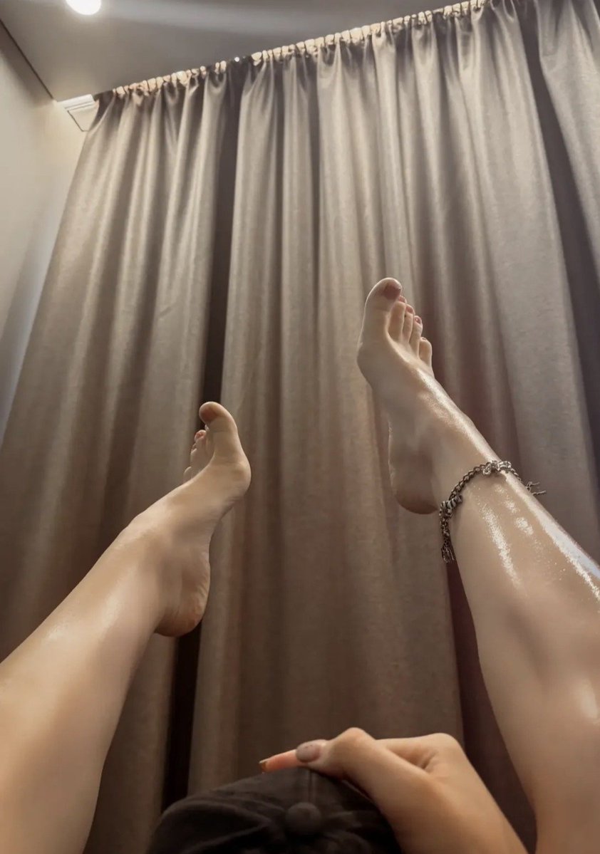 ChhamakChhllo's tweet photo. Some Like To Keep Their Partners Legs Hanging In The Air.

What Kinda People Are They ???

🤦 https://t.co/olo7jgt1qo