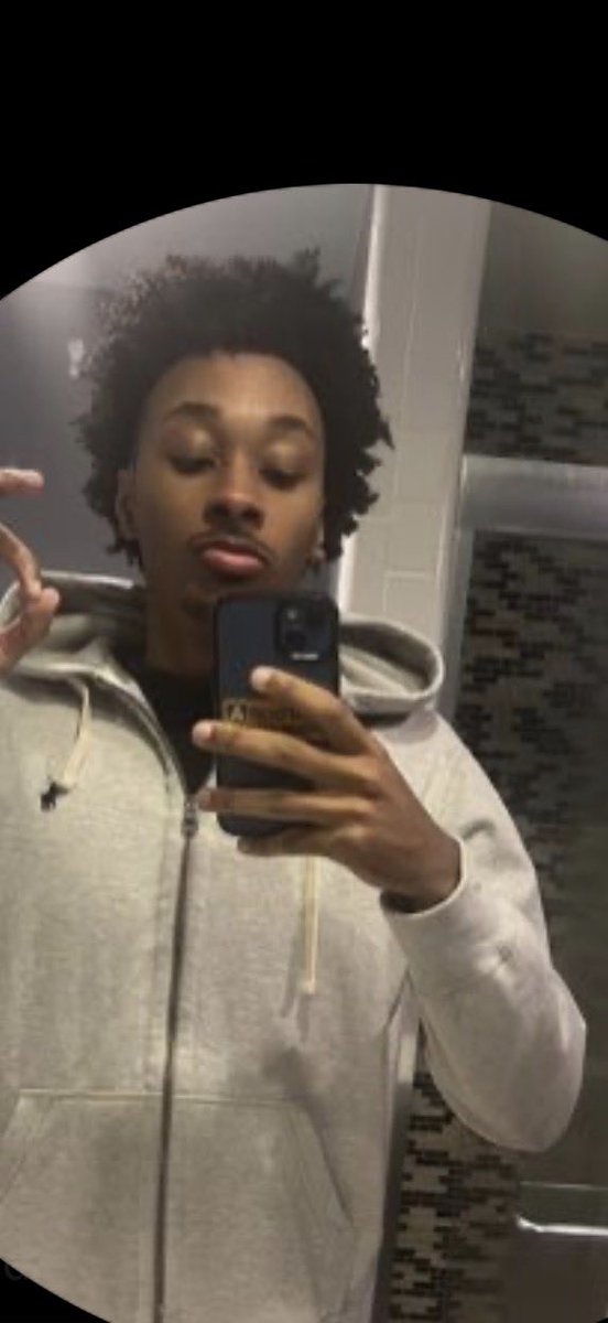 HighLimitDboy's tweet photo. @Rusjacksbrook @fy3tk You see the broke ass mf still got that old piece of shit iPhone he betting his phone bill money🤣🤣😭😭 https://t.co/mx7HZm0XGe