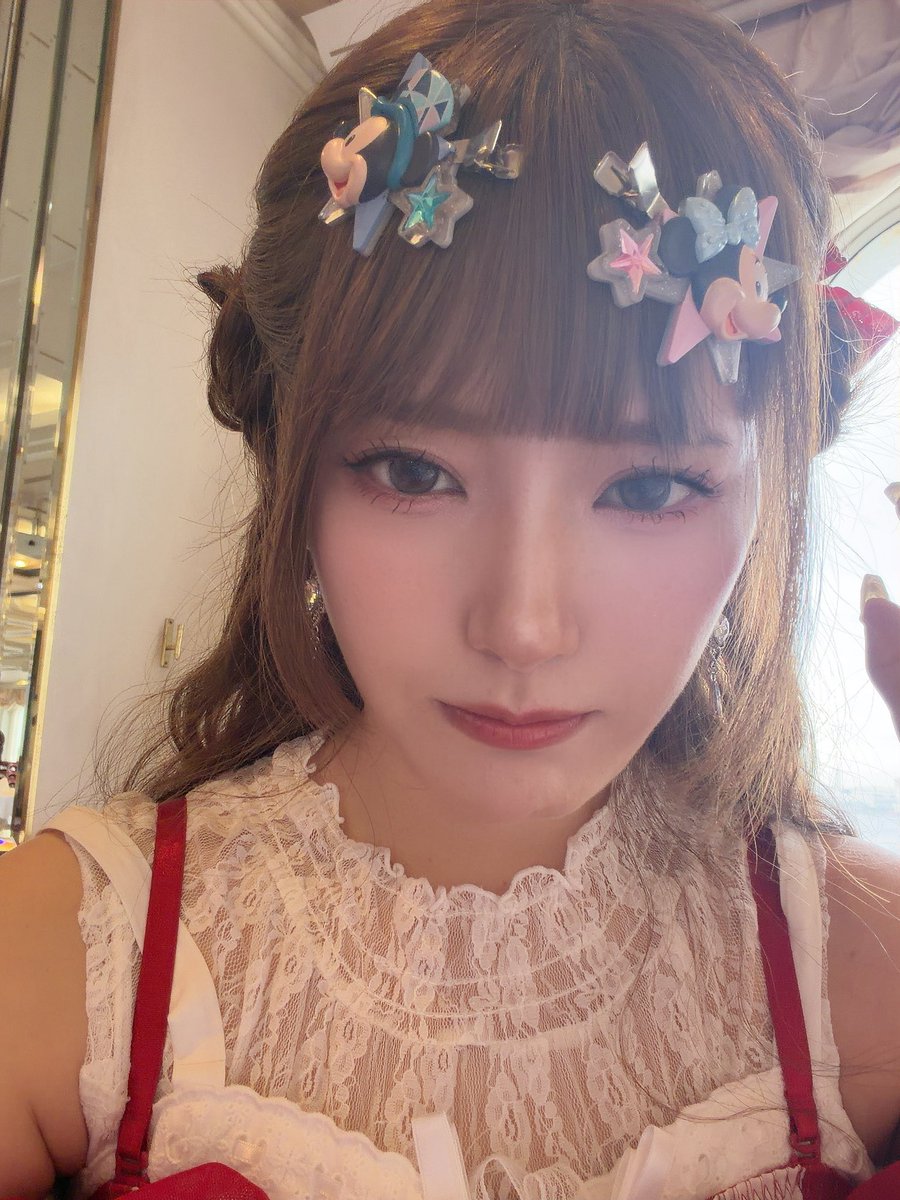 t_chiemi1006's tweet photo. 前髪を切りすぎたので、ギリギリまで前髪クリップで押さえつけてもらってた笑
ディズニーの周年デザインの前髪クリップ🫧
かわいい。ディズニー行きたい https://t.co/HhXCPia4hB