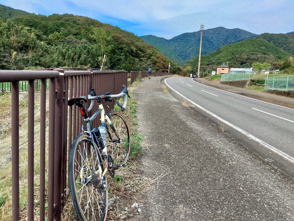 tombowya's tweet photo. 柿が食いたくって、大山街道沿いにある無人販売所まで。。。
帰りに買えばいいのだが売り切れちゃうかなと買ってから大山街道登るのは失敗だったなw https://t.co/NLyloXF48h