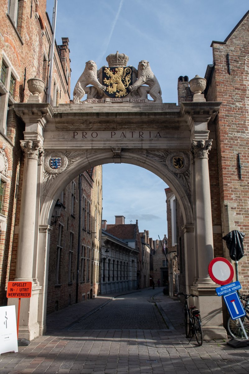 tanke67's tweet photo. Este es el arco de la Blinde Ezelstraat en Brujas, vigilado por leones de piedra, el escudo dorado y el lema "Pro Patria". #Brujas #Brugge #Flandes #EuroTrip https://t.co/pnEhQVuUg6