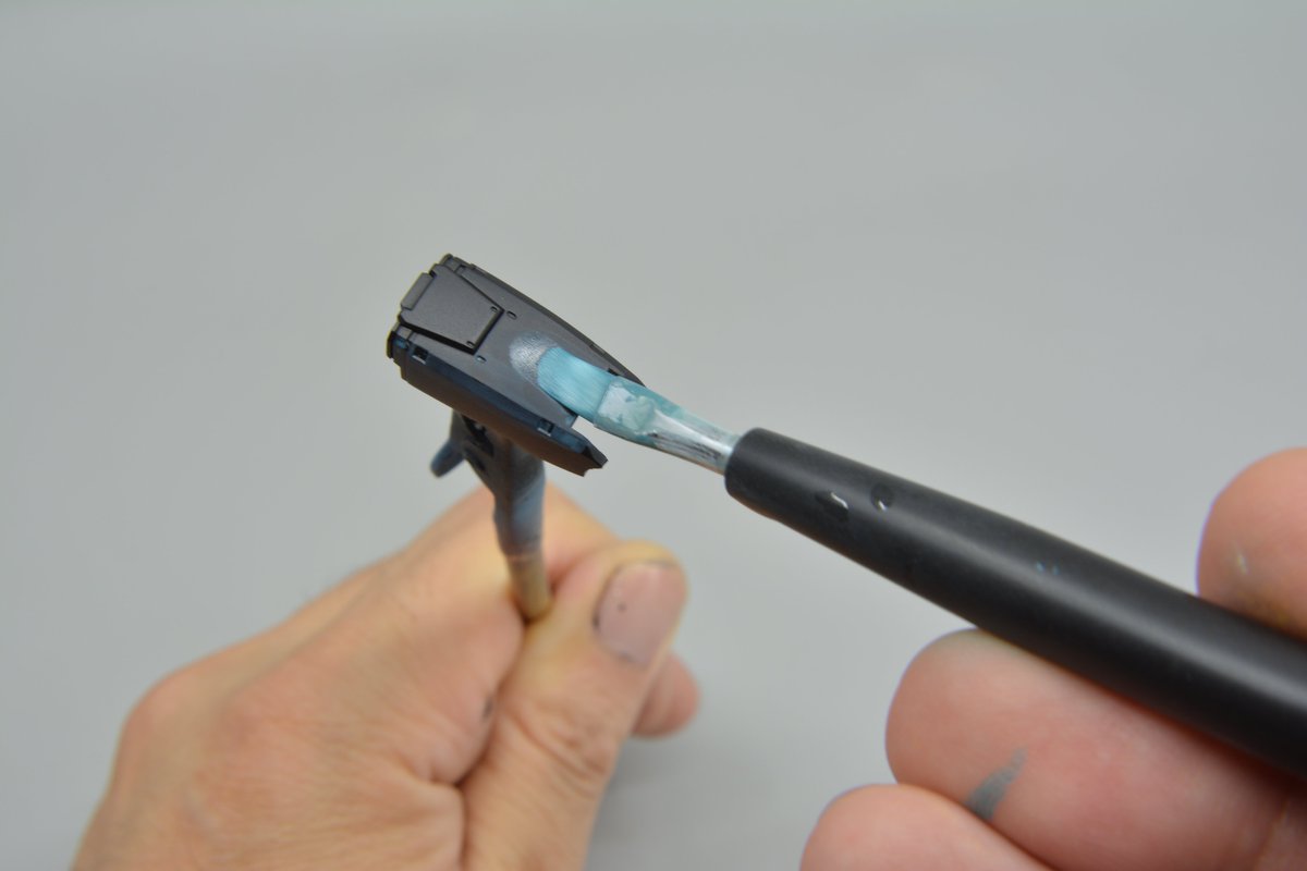 tepepro's tweet photo. 私はアクリジョンで塗装するとき、ベースカラーを混色して使っています

ベースカラーは隠蔽力が大変強く、黒下地であっても、塗り重ねることでしっかりと発色するんです

ただ、どうしても渋めの色になってしまうので、ミニタリー風など、重厚感のある仕上げと相性がいいです😁

＃ガンプラ凄技テクニック