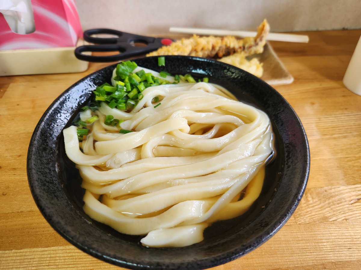 parko_water's tweet photo. 手打ちうどんこげらで、かけうどん(ひやあつ)大。600円。
武蔵野うどんのような太さながらも、噛むと小麦の甘さと、讃岐うどんのようなコシ。いりこベースの優しい出汁は気付いたらほぼ飲み干すぐらい美味しい。
揚げたての天ぷらは1つ150円。
小川駅から徒歩20分強だが、行って大満足。 https://t.co/SW2s00FHZx