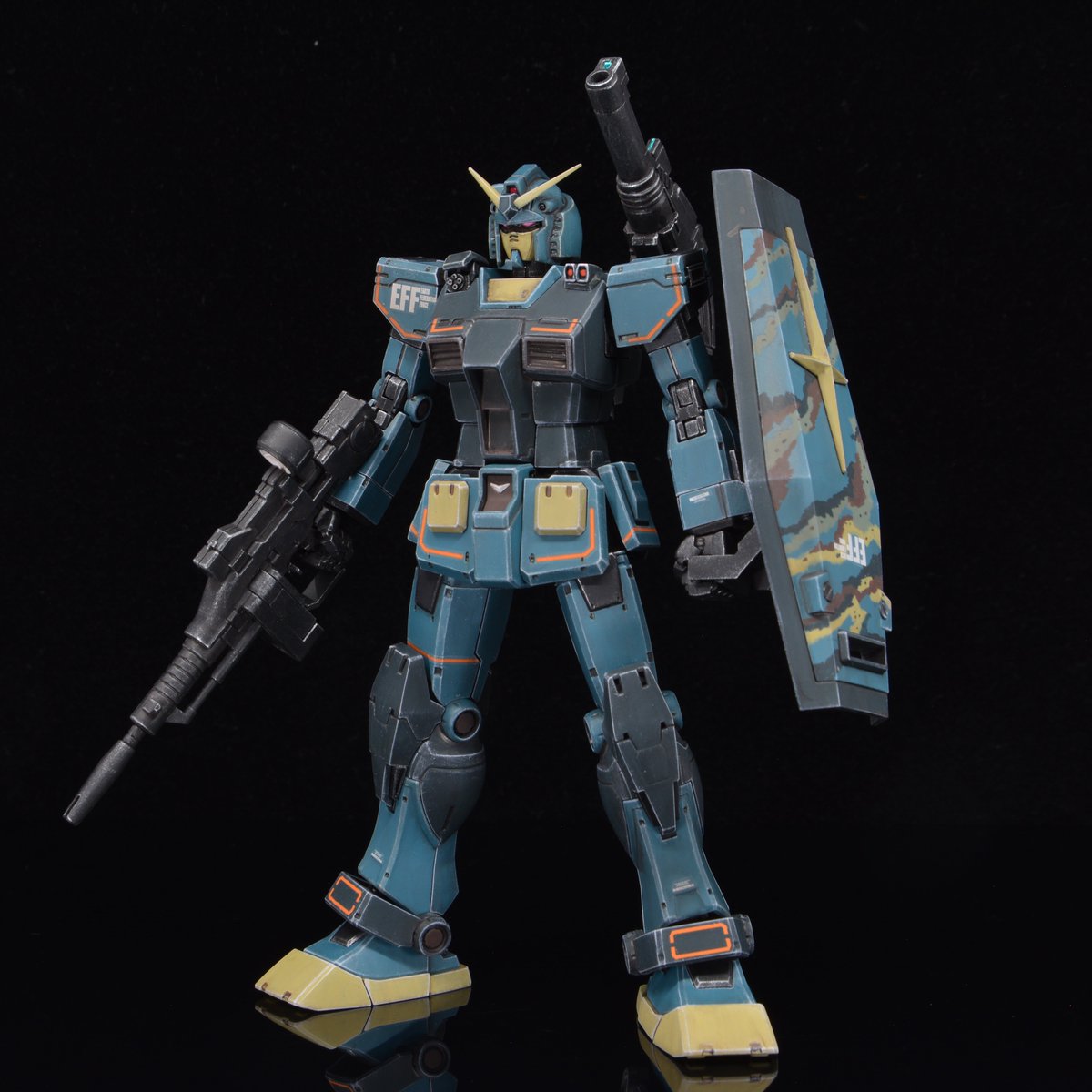 tepepro's tweet photo. 私はアクリジョンで塗装するとき、ベースカラーを混色して使っています

ベースカラーは隠蔽力が大変強く、黒下地であっても、塗り重ねることでしっかりと発色するんです

ただ、どうしても渋めの色になってしまうので、ミニタリー風など、重厚感のある仕上げと相性がいいです😁

＃ガンプラ凄技テクニック