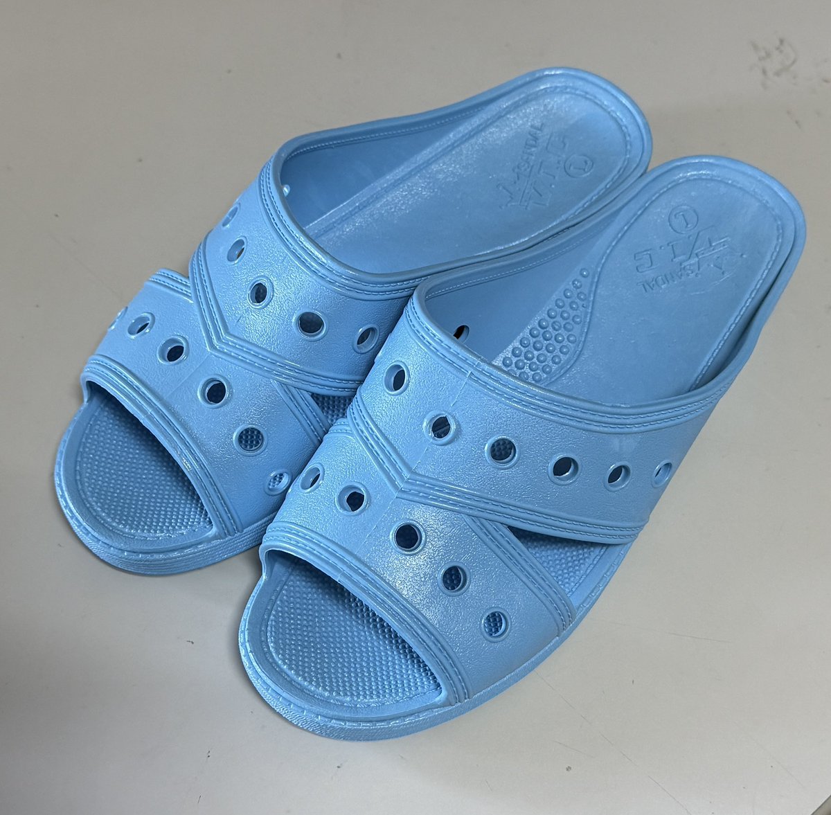 Benjo_sandal's tweet photo. ダンヒル のスカイブルーのLが出てきたので販売復活させました。

本店と楽天の両方で出してます。
在庫には限りあり、です。

#ベンサン #便所サンダル #ニシベケミカル https://t.co/rOj6CF5rV5