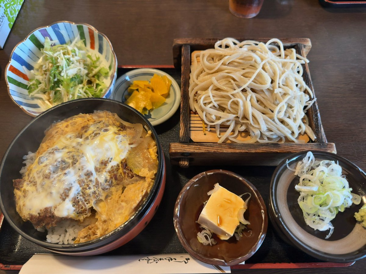 highrock_x's tweet photo. ランチ

かつ重 （冷）そば付

800円

ごちそうさまでした😋

#ランチ
#そば
#かつ重 
#そば処青木屋 https://t.co/T3Ce3uPVYw