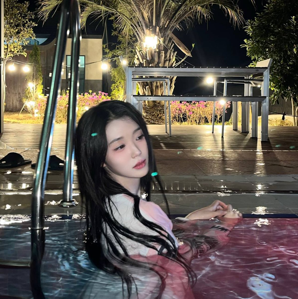 StarWontDim's tweet photo. 심야 수영. 🌕🌊 https://t.co/kdMBDZzNVU