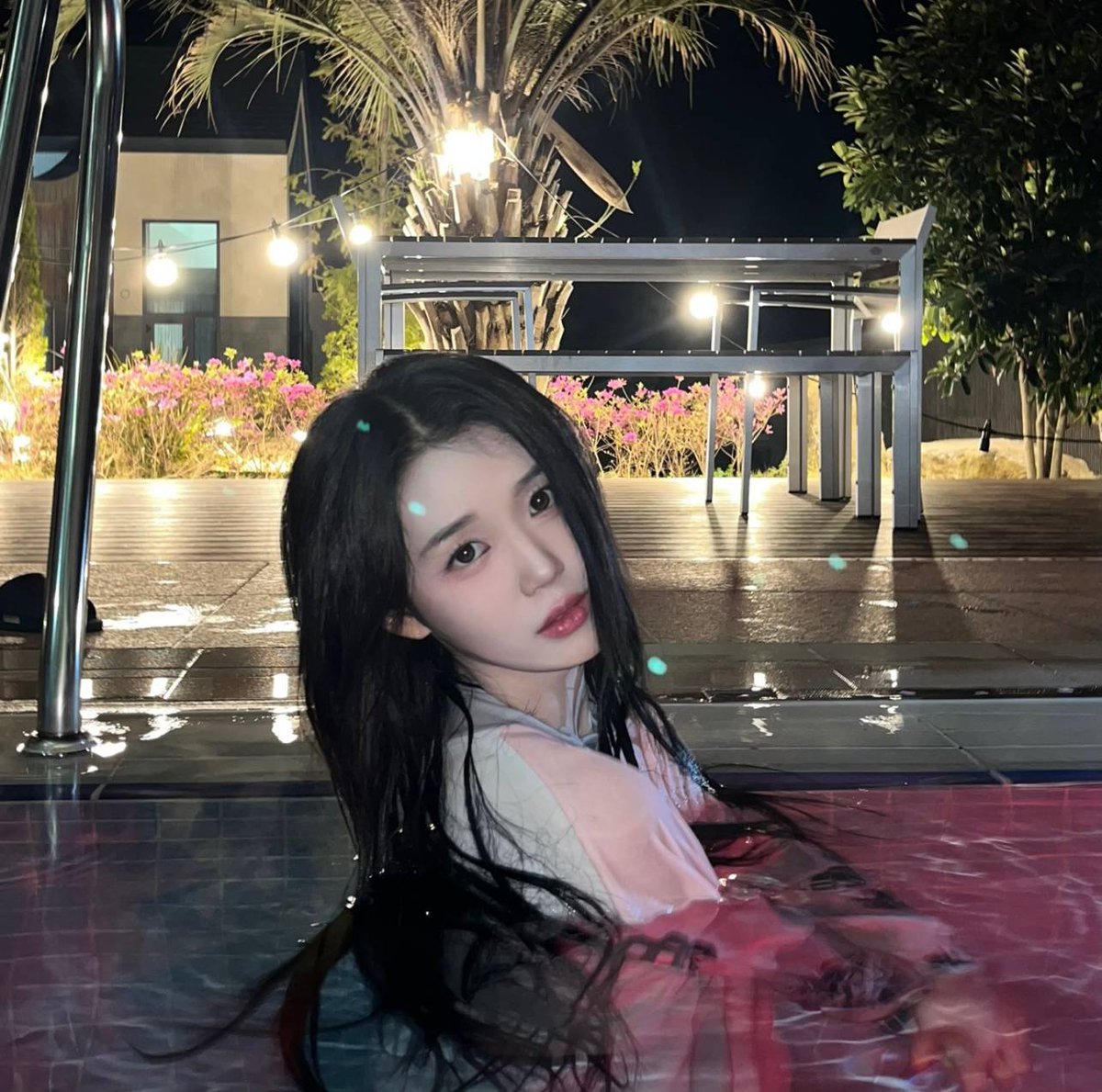 StarWontDim's tweet photo. 심야 수영. 🌕🌊 https://t.co/kdMBDZzNVU