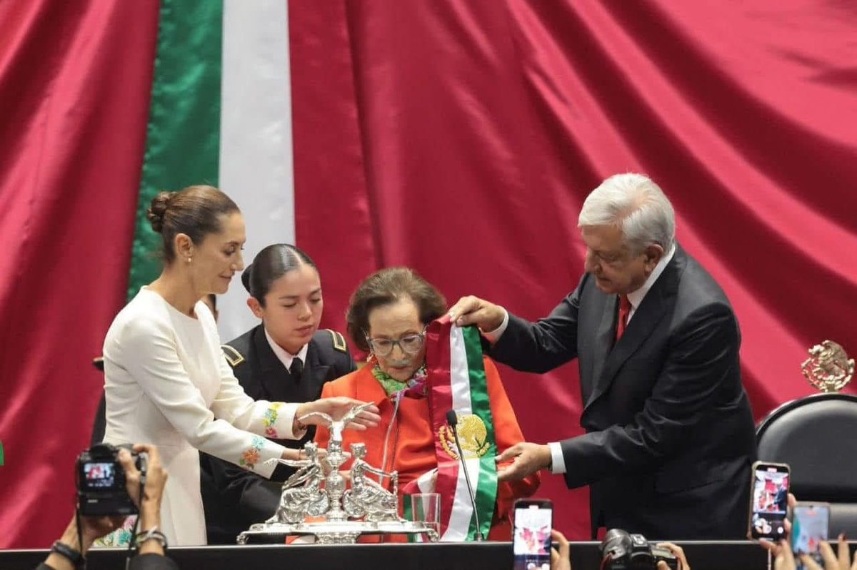 AntonioApontete's tweet photo. Hoy se cumplen dos años de la partida de una mujer excepcional: Ifigenia Martínez (@IfigeniaMtz), una mujer de principios, convicciones firmes y un inmenso amor por el pueblo de México. 🇲🇽❤️

La historia le concedió la dicha de ser testigo de un momento que simbolizó muchas de las luchas de su vida: ver a una mujer tomar las riendas de nuestro país y convertirse en la primera Presidenta de México.

Su legado, su congruencia y su amor por México permanecen. 🕊️

¡Hasta siempre, maestra Ifigenia Martínez!