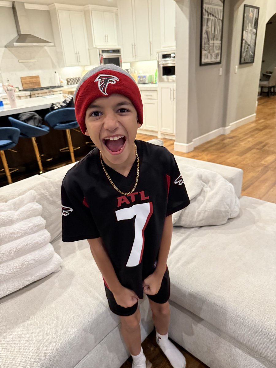 Dominick_TMG's tweet photo. Falcons have back to back primetime W’s and he’s still talking crazy at the TV 😤 #RiseUp!! https://t.co/9l8EfwUctx