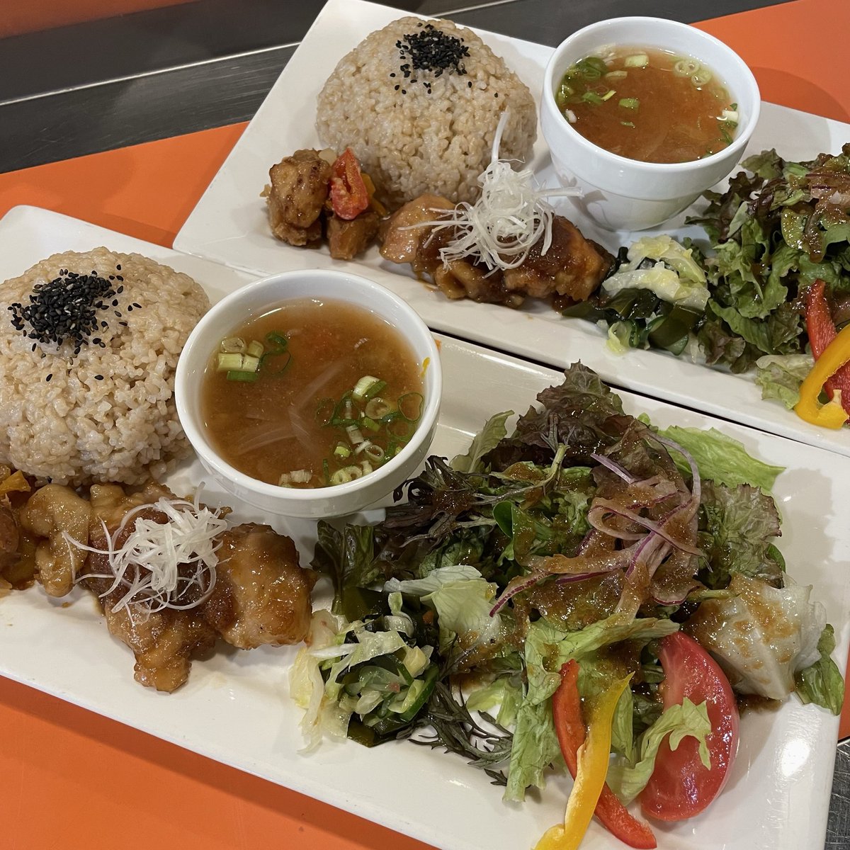 KickBackCafe's tweet photo. 本日のバランスプレートラインナップです😁
ご飯を美味しく食べられる食欲の秋がヒタヒタ🍁🍂🐿️🦔🦫
・つくば鶏のしぐれ煮
・じゃがいもとカラーピーマンとメカジキのみそ焼き
・キュウリとキャベツとわかめの梅マリネ
・和風ミネストローネ

本日も21時まで元気に通常営業〜😆 https://t.co/Mrxlsbm1o5