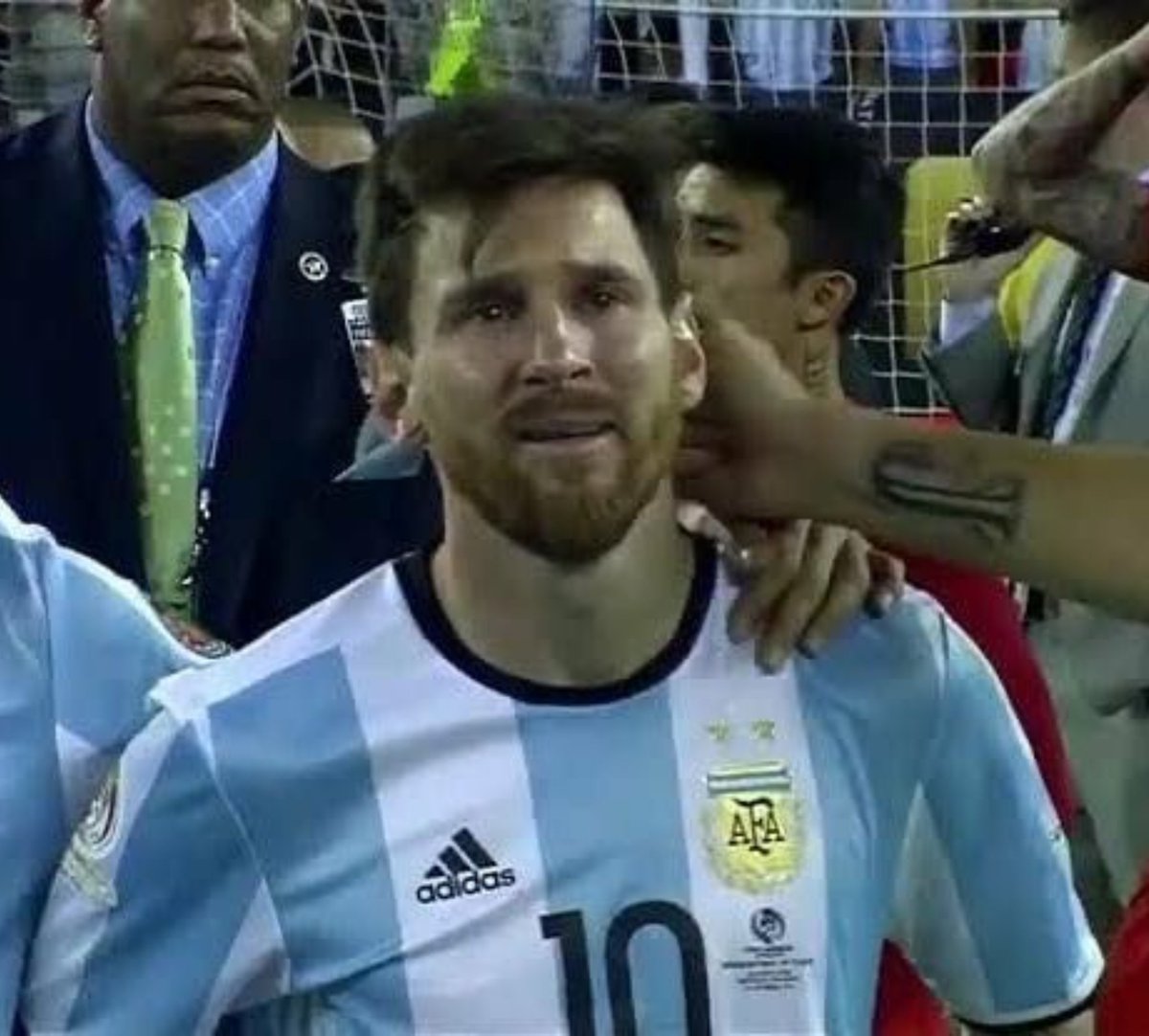 redc4rpet_here's tweet photo. Messi Cards        Vs      Messi Cards 
Back Then💀 :              Nowadays 🤡:

#FcMobile https://t.co/hoG5fxnmUE