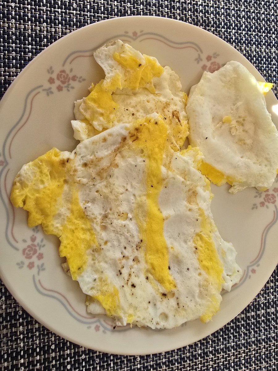 BnuuyCoded's tweet photo. day 5: 550

started the day off with eggs for breakfast. Was planning on doing a few small meals rather than OMAD. Had some grapes for lunch and leftover noodles for dinner but then a coworker brought cupcakes in... to make it up to myself I'm going to fast as long as possible https://t.co/Fs92hnM7oL