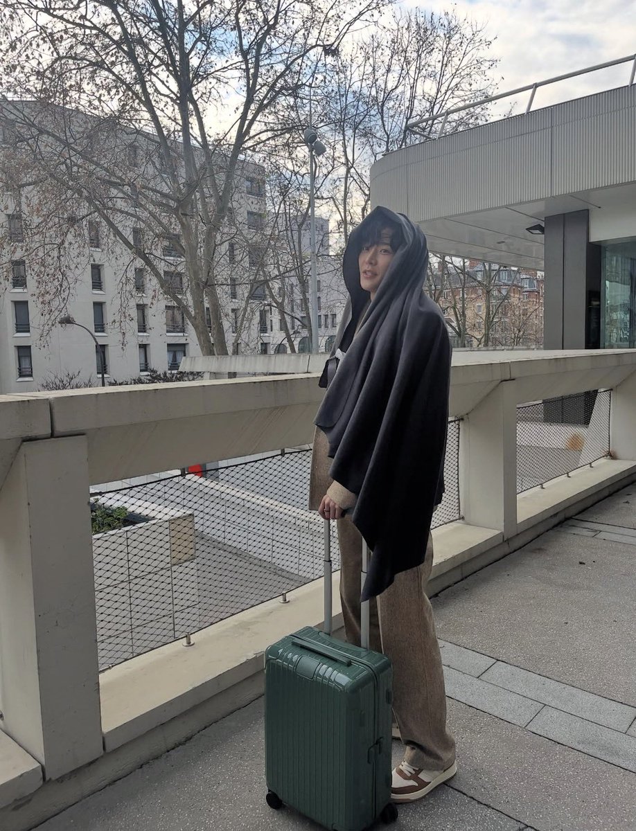 dolgolaeui's tweet photo. Rowoon #kimseokwoo #Rowoon #roming #extraordinaryyou #tomorrow #destinedwithyou #shewouldneverknow #themurkystream #TheKingsAffection #SF9 #로운 #김로운 #에스에프나인 #김석우 #ロウン You can also follow Rowoon’s IG account - ewsbdi (look for blue check mark) https://t.co/0IE1UYtBxZ