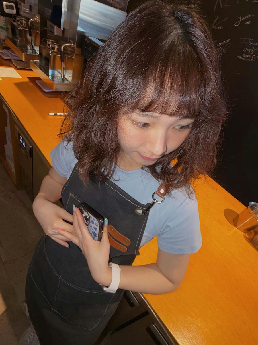 c_everglow's tweet photo. A Chinese girl shared her story on Rednote. She was grabbing coffee in Korea and struck up a conversation with the barista, who mentioned she used to be an idol. The girl had no idea which group Mia was from and was blown away by the huge contrast.😭 https://t.co/zGsqxwUbxe