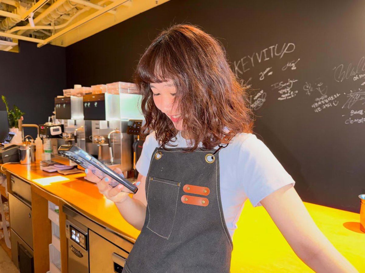 c_everglow's tweet photo. A Chinese girl shared her story on Rednote. She was grabbing coffee in Korea and struck up a conversation with the barista, who mentioned she used to be an idol. The girl had no idea which group Mia was from and was blown away by the huge contrast.😭 https://t.co/zGsqxwUbxe