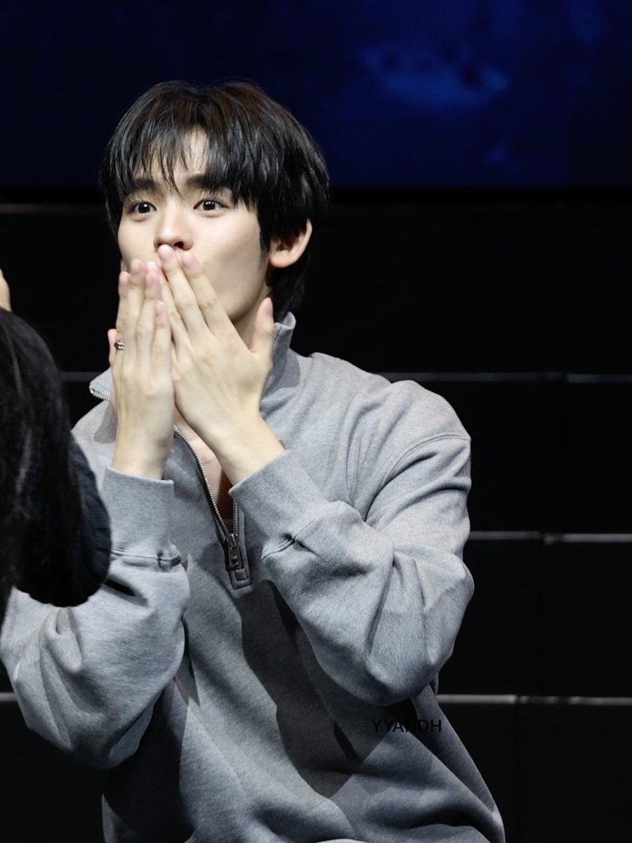 Yyandhttp's tweet photo. Mommy, here comes a flying kiss!

 #teeteepor 
#ตี๋ตี๋ป๋อ 
#porsuppakarn https://t.co/fddsQVaTUU