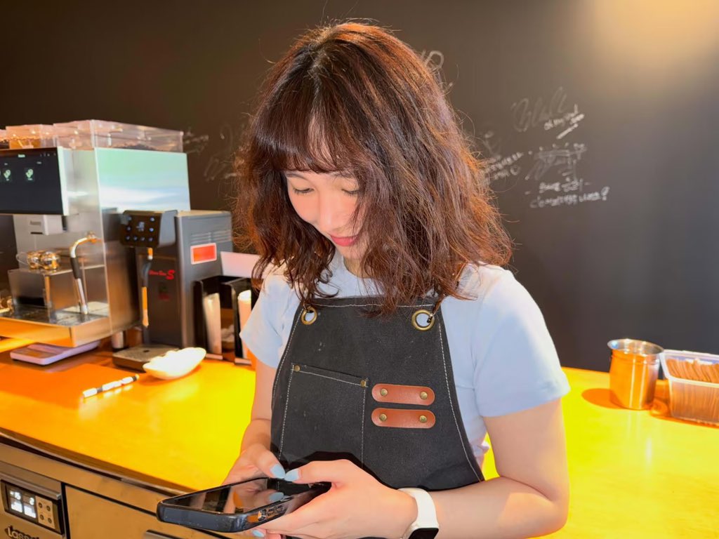 c_everglow's tweet photo. A Chinese girl shared her story on Rednote. She was grabbing coffee in Korea and struck up a conversation with the barista, who mentioned she used to be an idol. The girl had no idea which group Mia was from and was blown away by the huge contrast.😭 https://t.co/zGsqxwUbxe