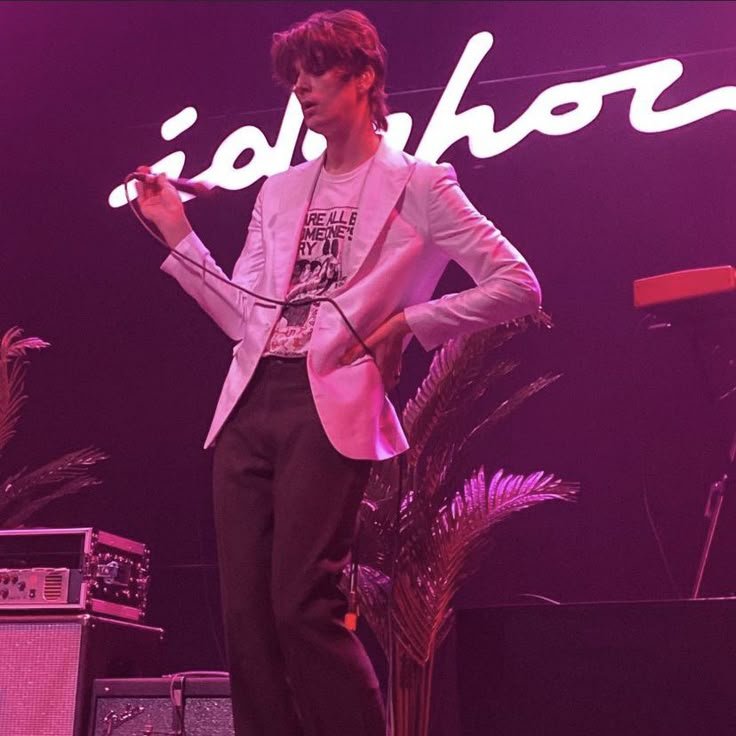 dailyDWeekes's tweet photo. whys he so saucy w it https://t.co/1y8caBs0d0