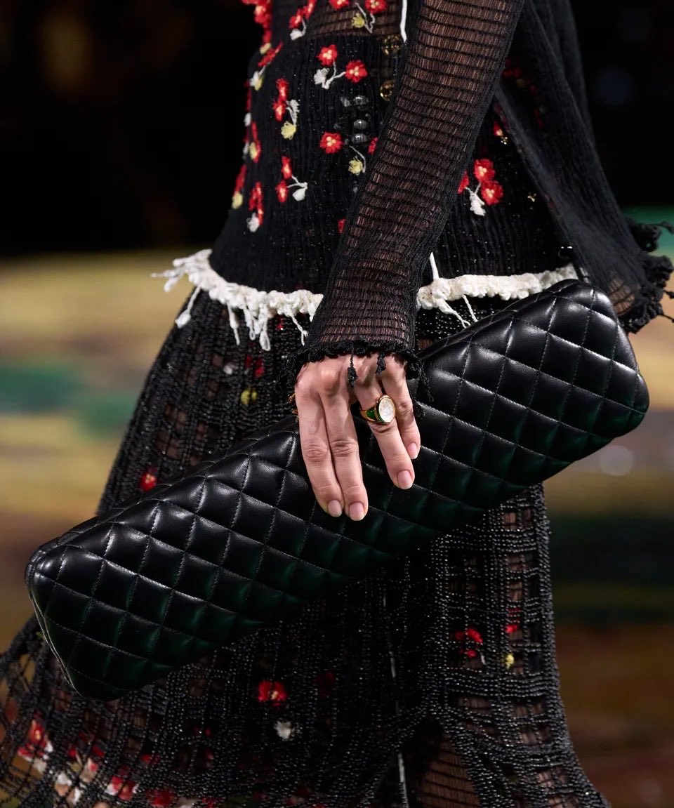 soomienana's tweet photo. Matthieu is bringing the long clutch back to life !! Exactly what I needed!🤯
Chanel ss27 https://t.co/NlLFo4cM0J