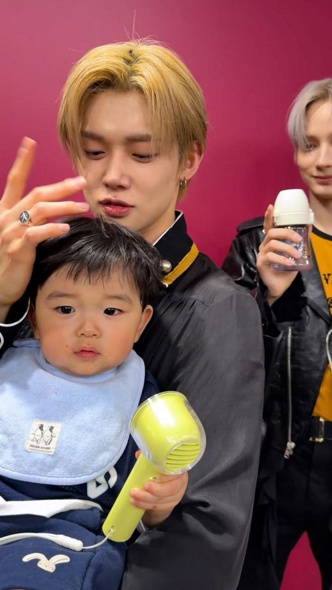 candyyoukaroll's tweet photo. Yoojun with papa kalcer 😎🤘😘 #TXT #TXTParentingDiary https://t.co/J9K5GZBWYO