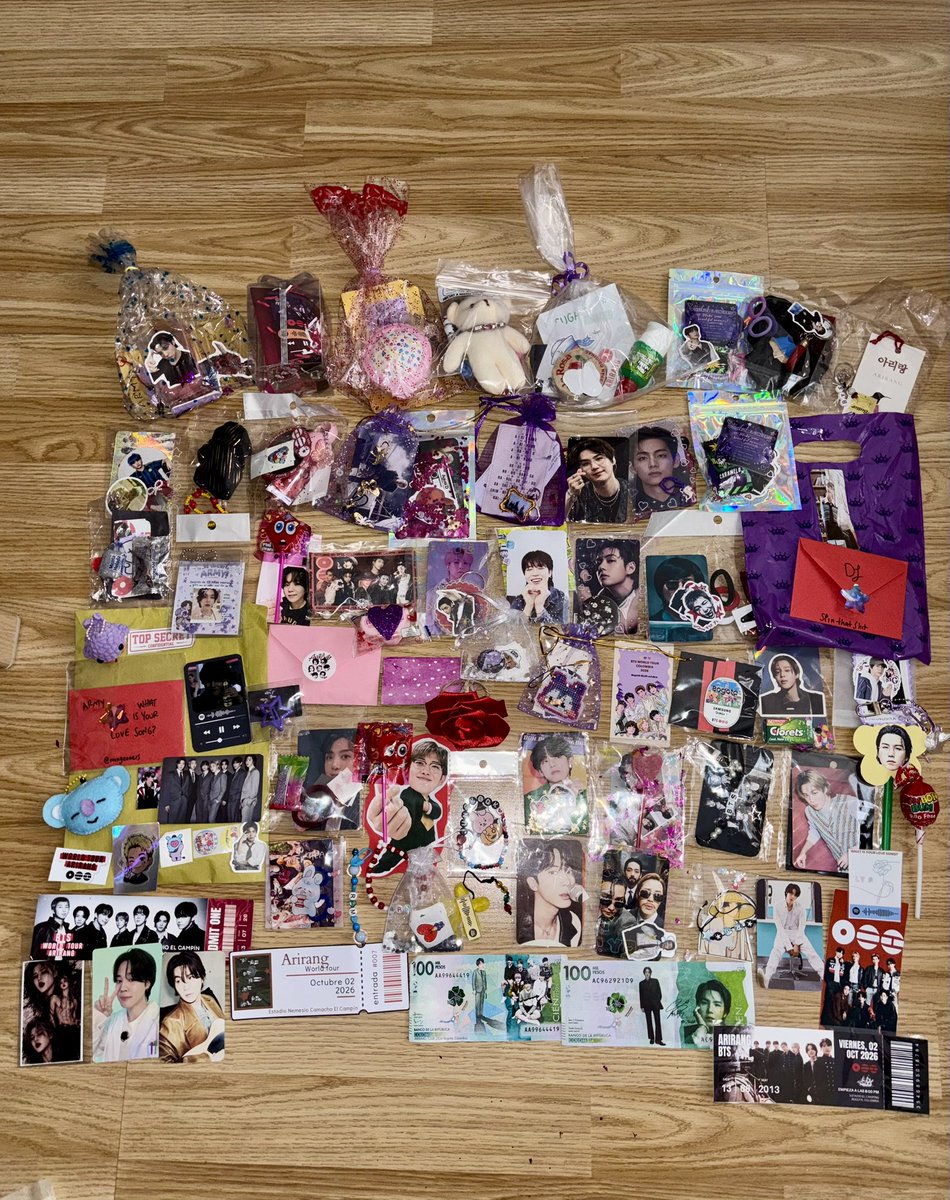 wendgmez's tweet photo. Los hermosos freebies de las ARMYS 🥰💜 D1 y D2. Cada uno de ellos se convierte en un recuerdo muy especial que atesoraré para siempre. ✨ https://t.co/EsoUr0i23K