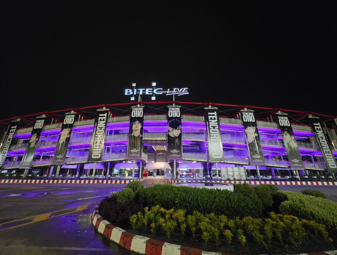 olalacool's tweet photo. ‘นี่ถือเป็นครั้งแรกของ BITEC LIVE ที่มีการ Wrap Banner รอบ Hall และเปลี่ยนไฟทั้ง Hall เป็นสีม่วงสำหรับคอนเสิร์ต!
หลังจบคอน ทีมBITECแจ้งว่ามีคนจำนวนมากติดต่อเข้ามาสอบถามและขอทำแบบเดียวกัน เลยขออนุญาตนำรูปไปใช้ในเพจเพื่อโชว์เป็น reference’ #TENCORE0110Concert

#TEN นำ1001ก้าวเสมอ✨

คอนเฟิร์มจากผู้จัด ขออนุญาตยืดอก พกความมั่นว่าเราคือคนแรก😆😍