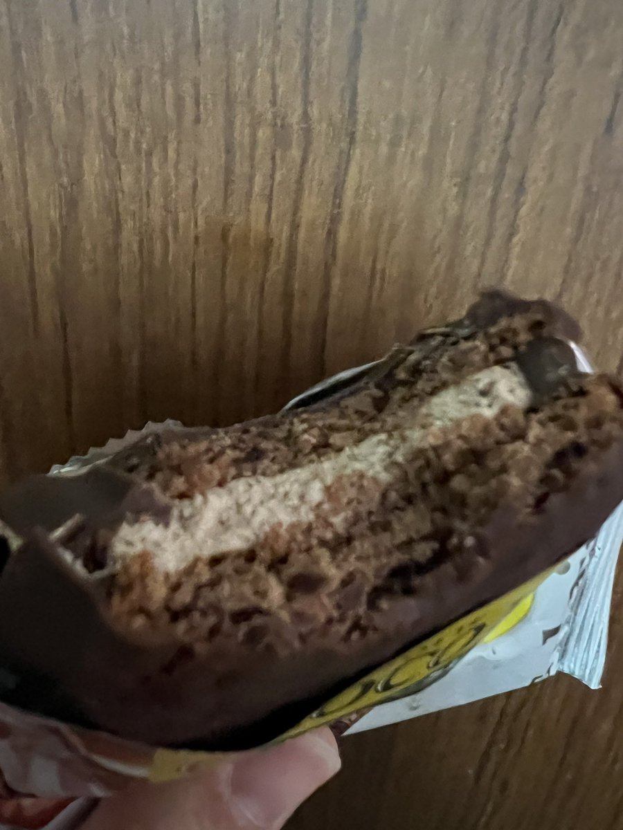 aoobakun's tweet photo. ビターエクレアの方を先に頂きました🙏
思った通りで私の好きな味です🙌
ノーマルのチョコパイよりビターで少し甘さ控えめ🤏
私は甘さ控えめの方が好みなので今度からはこちらの商品を手に取りたいと思いました🩷

次のクリームシューも楽しみ😋💕
子供達にも食べさせてみたいと思います👍 https://t.co/3DiAXJD3BX